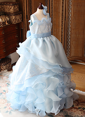 ピアノの発表会で人気のアシンメトリードレス デザイン