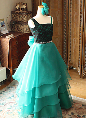 バイオリンのコンクールでは、美しく見える立ち姿を基にデザイン