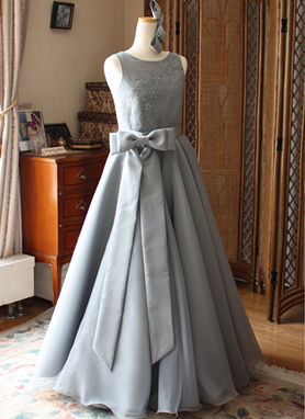 優雅な印象を与えるフレアAラインドレス