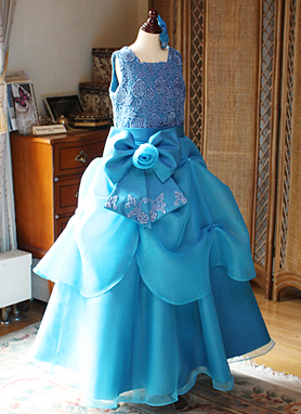 知的で優雅、清楚な印象を与えるAラインドレス