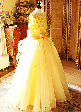 受賞者コンサート用に、演奏曲のイメージ合わせたポップでキュートなドレスデザイン