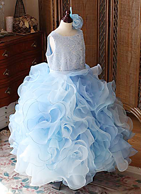 幸せに包まれるお花のようなイメージのドレスデザイン。