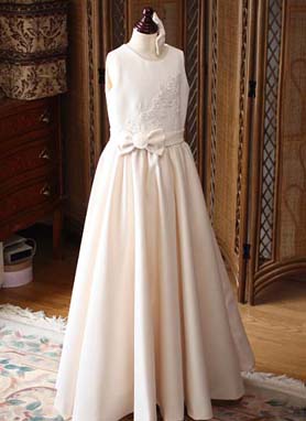 スレンダーラインのスカート