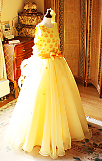 ピアノの受賞者コンサートドレス イエローとオレンジ