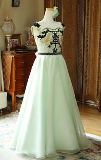 ヴァイオリンコンクールドレス イエローグリーンとブラックゴールドドレス 東京都