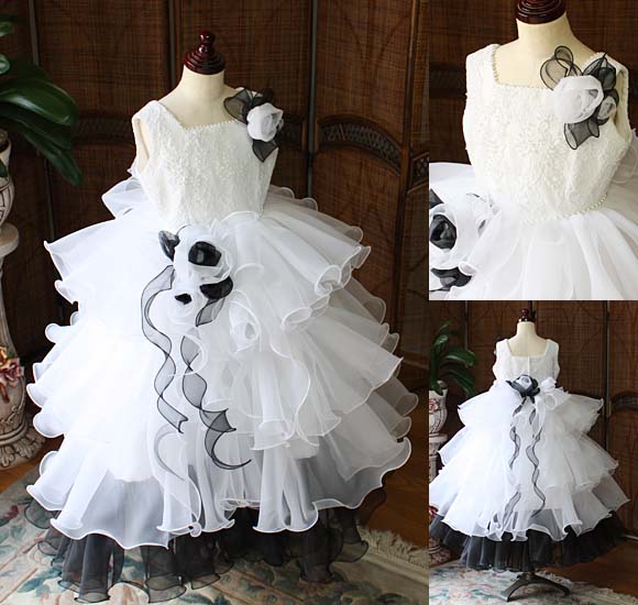 子供用発表会ドレス ブラックとホワイト コサージュとリボン