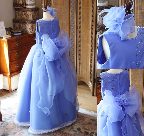 バックスタイルとリボン コサージュデザイン