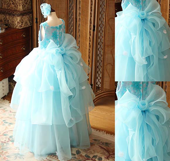 バックスタイルデザインとリボン、コサージュデザインの詳細