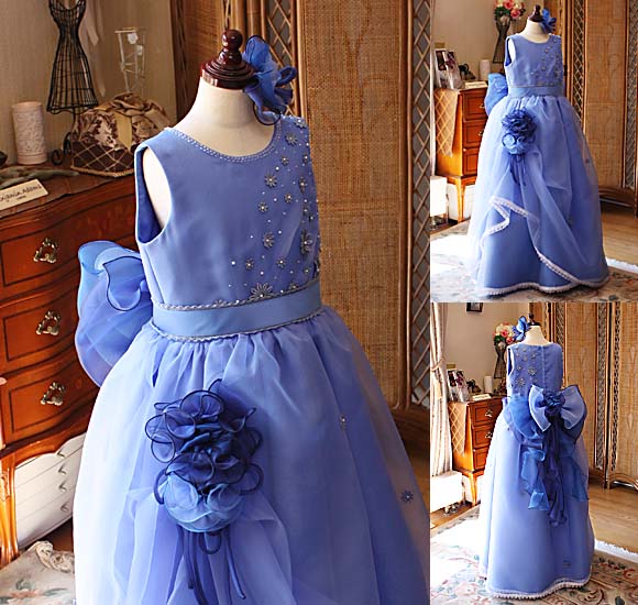 胸元のデコルテとスカートデザイン シルエットの詳細