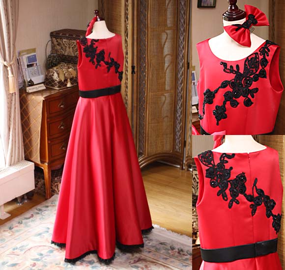 バックスタイルデザイン スカートシルエット 上半身のレースデコルテ