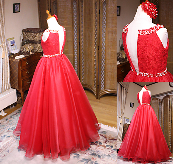 スカートシルエットとビーディングのデコルテ