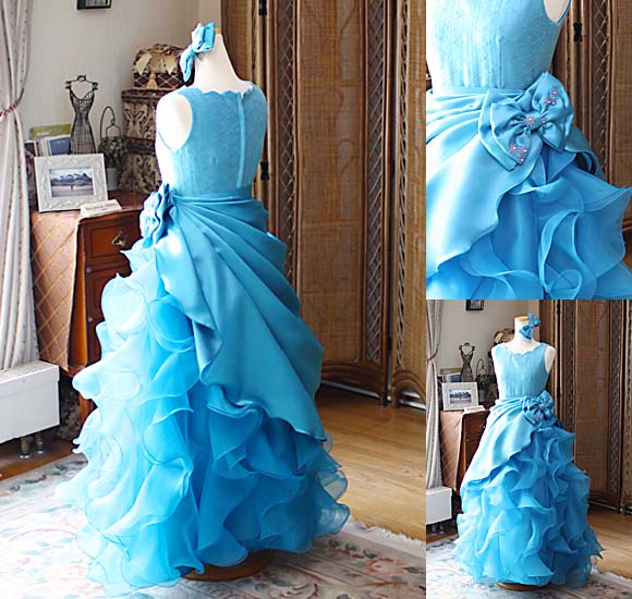 バイオリンのコンクールと受賞者コンサート用ロングドレス。鮮やかなターコイズブルーとステージに映えるフリルとドレープスカートが特徴のドレス