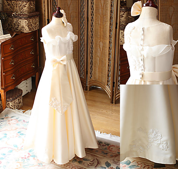 細部に施されたレース ウェストのリボン