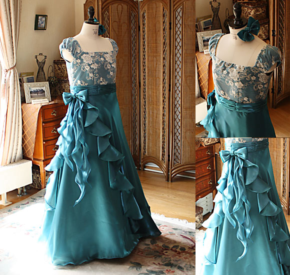 ウェストのデザインコサージュ