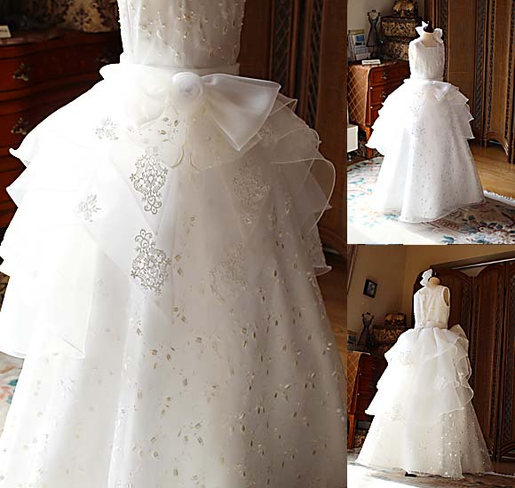 スカートデザインとレース素材 ウェストコサージュリボン