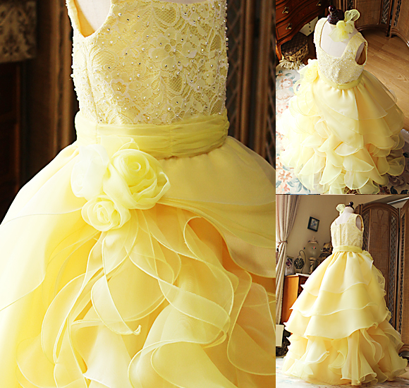 ウェストのコサージュと胸元のビーディング、ヘッドドレスの詳細