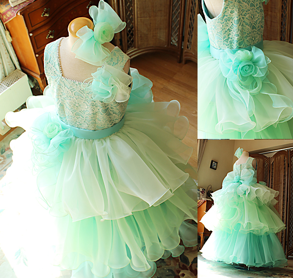 ヘッドドレスと胸元のコサージュ、ネックラインの詳細