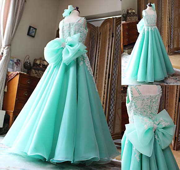 フレアAラインのスカートシルエットとバックリボン