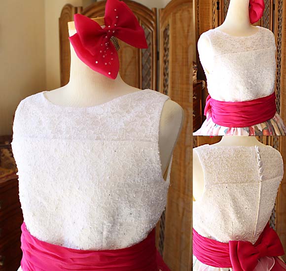 リボンのヘッドドレスとサッシュベルト、クルミボタンの詳細