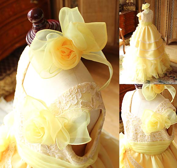 ヘッドドレスと胸元のコサージュ