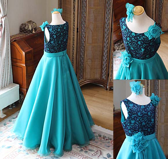 フレアAラインのスカートシルエット 各所コサージュデザイン