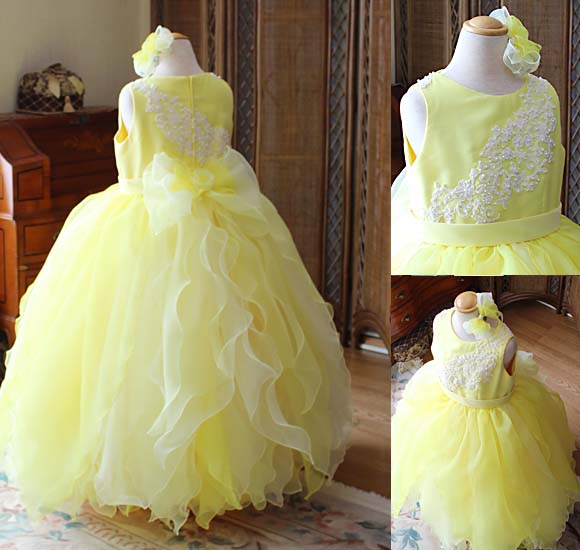 お花を連想させるスカートデザイン ベルラインシルエット トップスのビーディング