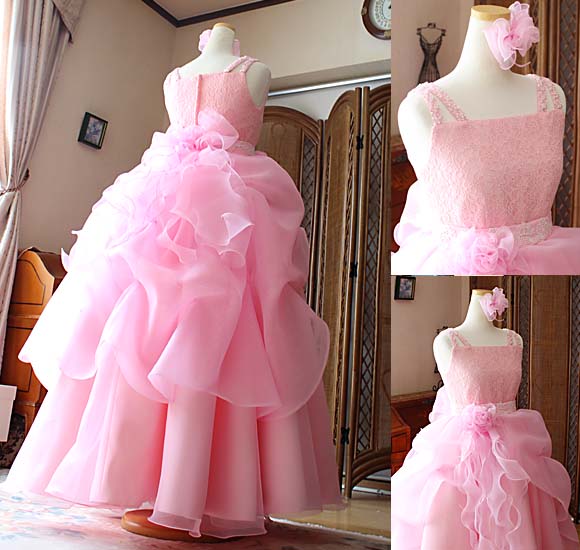 動きのあるバルーンタッキングスカート シルエットとウェストコサージュ