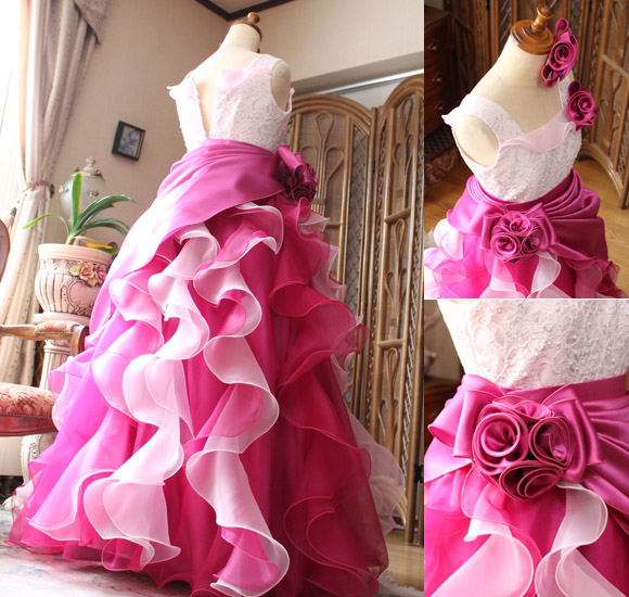 Aラインシルエットと豪華なフリルデザイン コサージュ構成