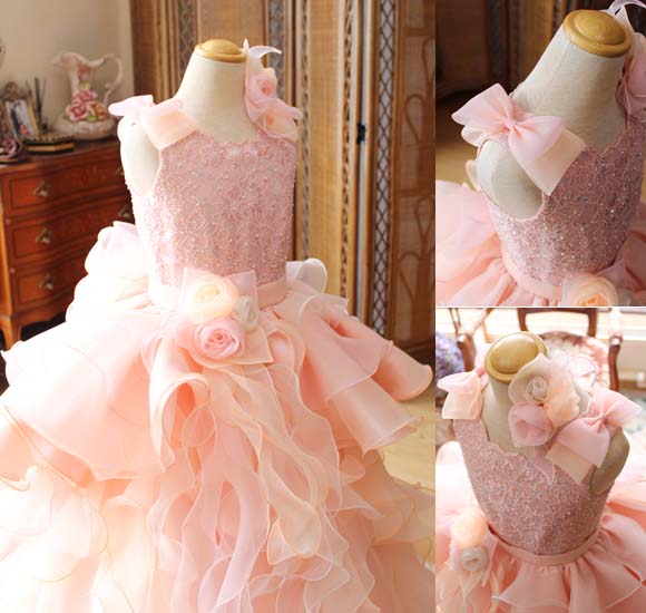 トップスの詳細とリボン、コサージュデザイン