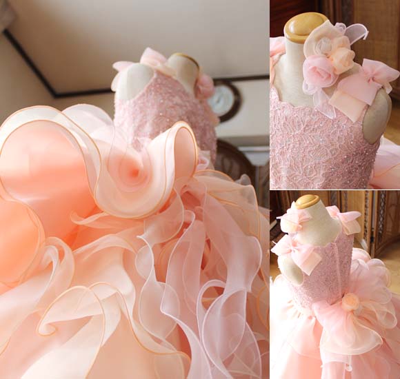 豪華なフリルデザインのドレス コサージュとリボン