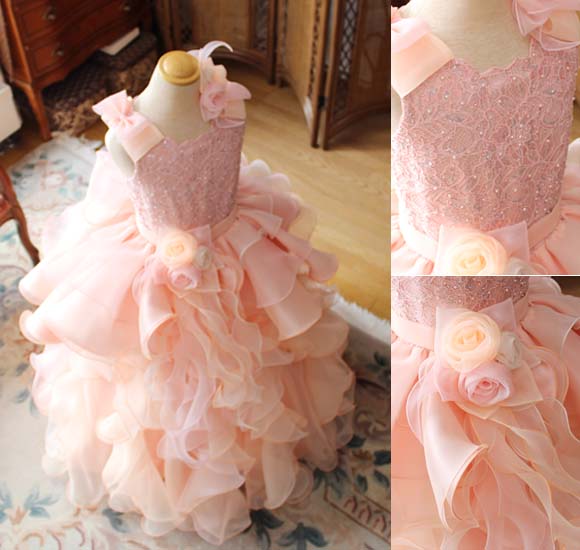 ドレスラインとデザインの細工 ビーディングの詳細