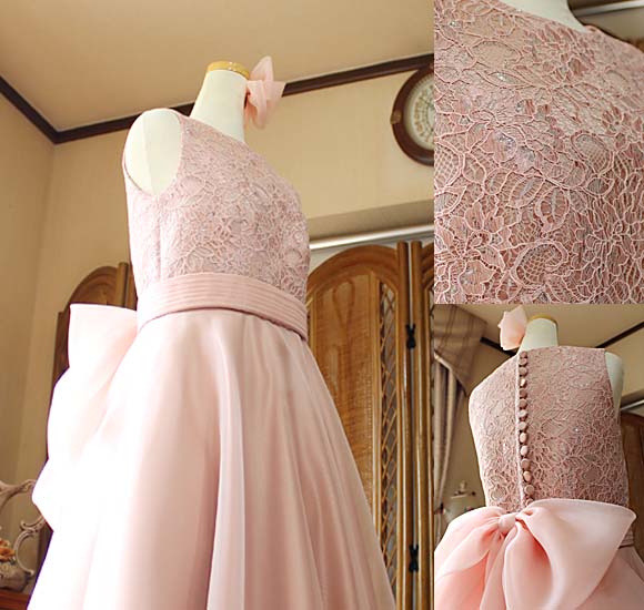 同色レースを添えたトップスデザイン