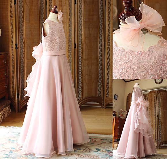 同色レースを添えたドレスデザイン