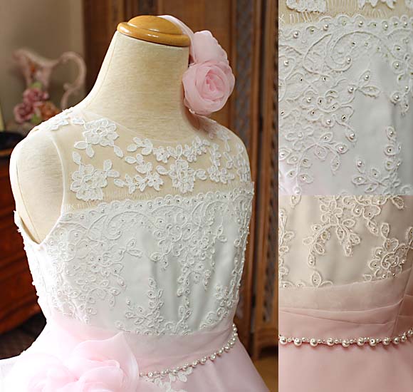 ラウンドネック トップスデザイン リバレースとビジューの細工