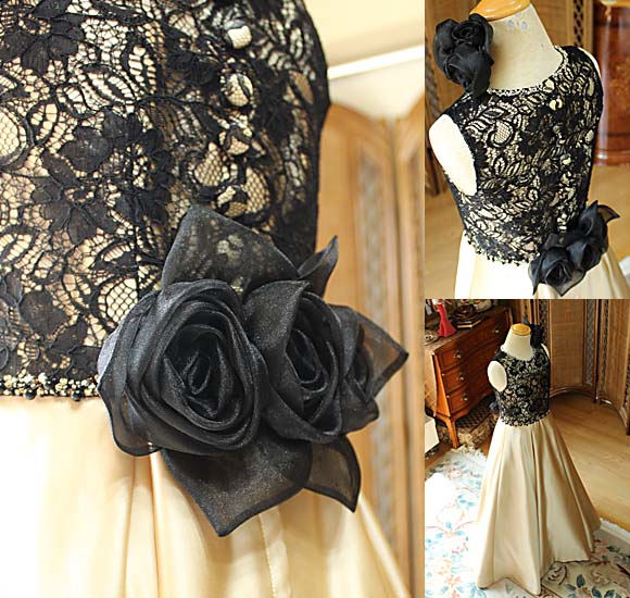 薔薇のコサージュ シルエット ネックライン